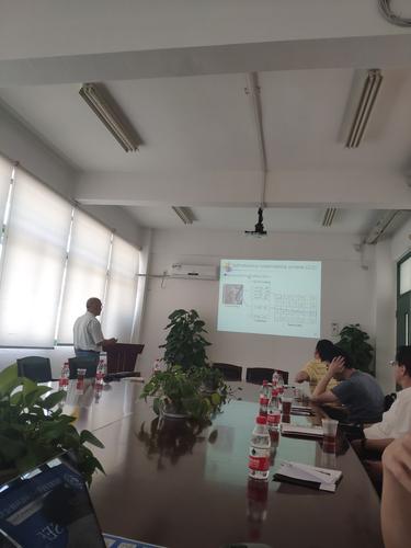 图2 张教授作报告 图2 张教授作报告